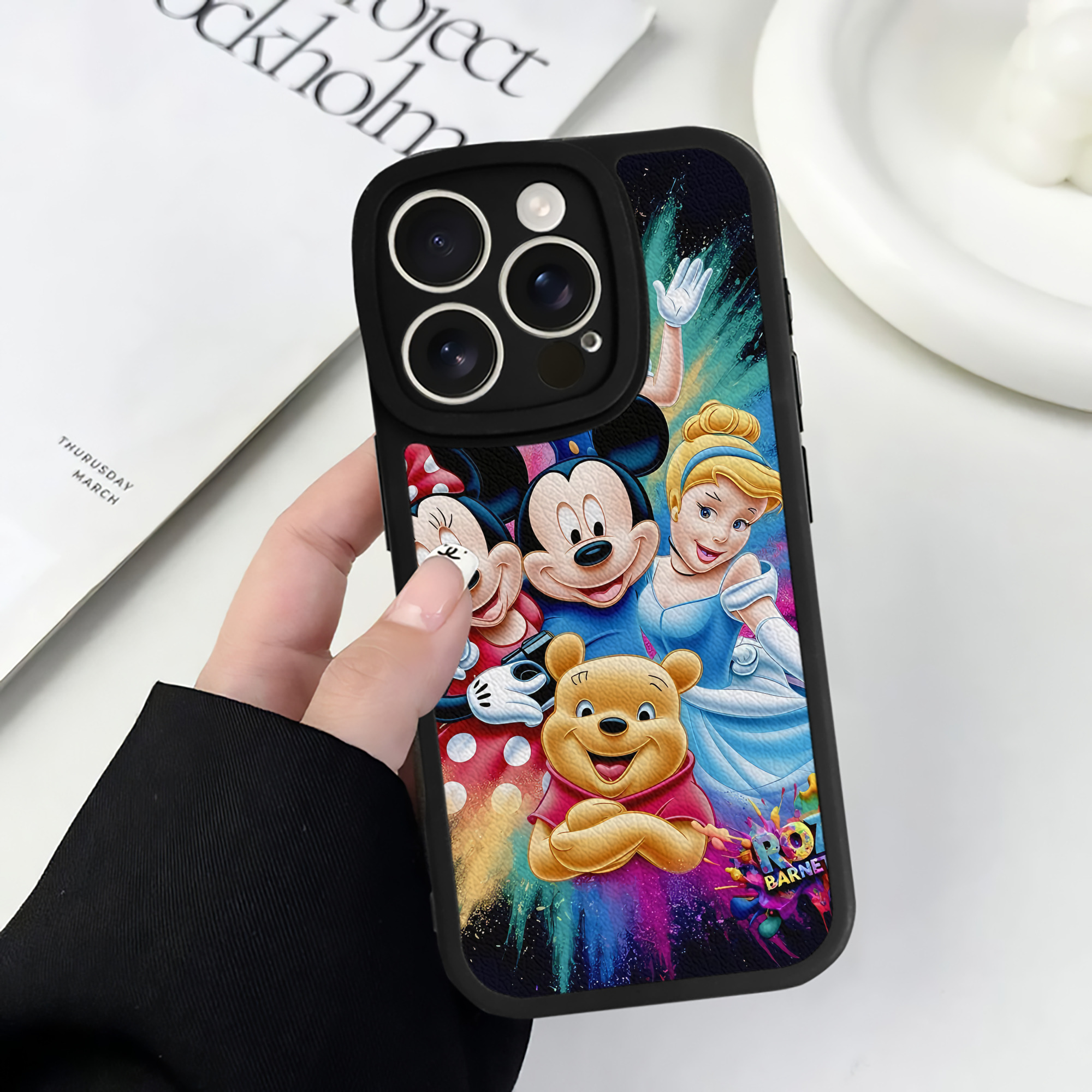 （画像用） ミッキーマウス Mickey Mouse 【iPhone 16シリーズ対応】シリコンスマホケース（レザー調） 材質：シリコン